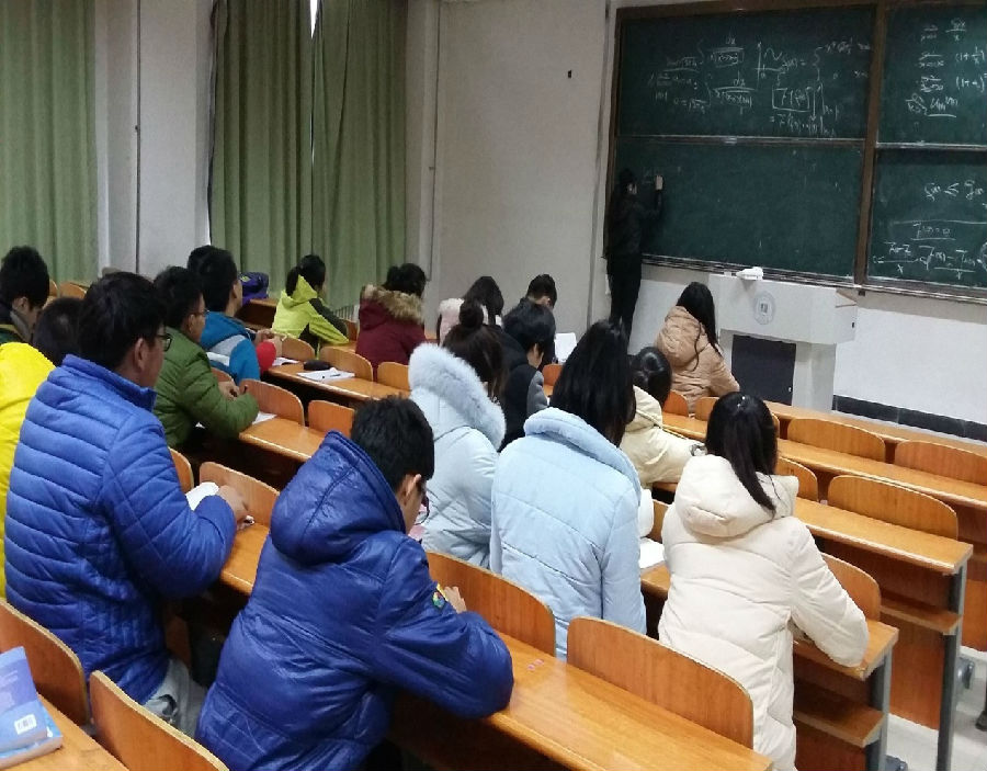俤®¡2015-2班的滕美艳同学正在为同学讲课.jpg